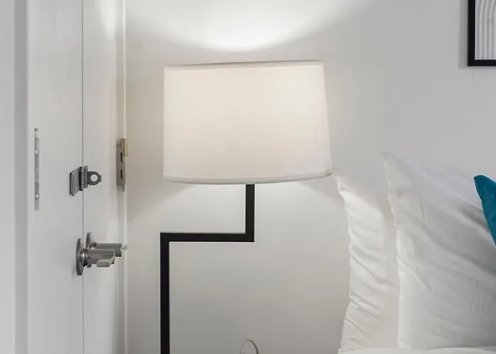 Hotel Modern 4br Retreat With Stunning Views