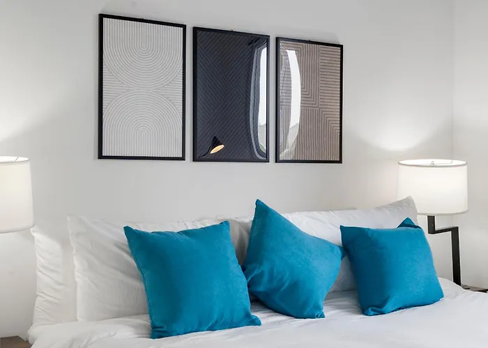 Modern 4br Retreat With Stunning Views Hotel
