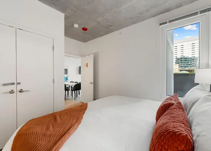 Modern 4br Retreat With Stunning Views Hotel