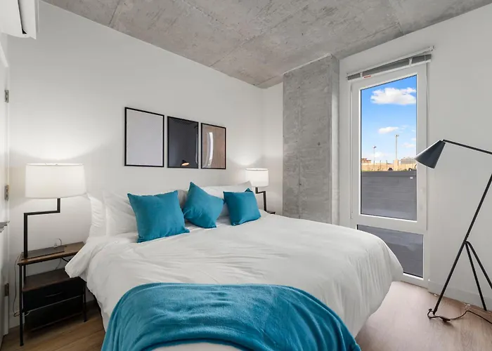 Modern 4br Retreat With Stunning Views Hotel *