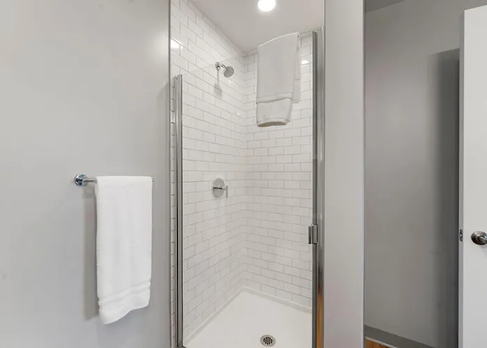 Hotel Modern 4br Retreat With Stunning Views